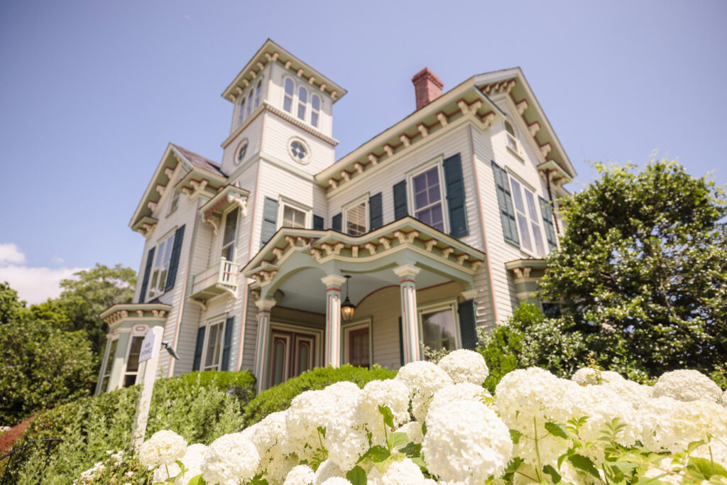 Image of front of Jedediah Hawkins Inn.